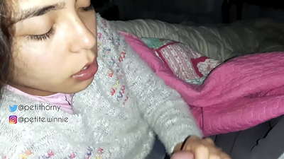 ခင်ပွန်း၏ နို့ရည်အားလုံးကို မျိုချလိုက်သည် - CUM ဖြင့် လျှာပြခြင်း၊